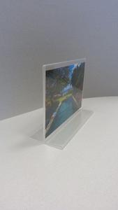 Szórólaptartó, A5, GRS 4024FX, plexi, asztali, hajlított T talp,