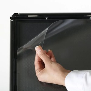 Dekorat&iacute;v inf&oacute;&aacute;llv&aacute;ny A4-es sz&ouml;gletes sark&uacute;, fekete kerettel