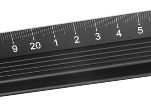 Vonalz&oacute; 30 cm, DAHLE 10683, aluminium, gumi cs&uacute;sz&aacute;sg&aacute;tl&oacute;val, fekete